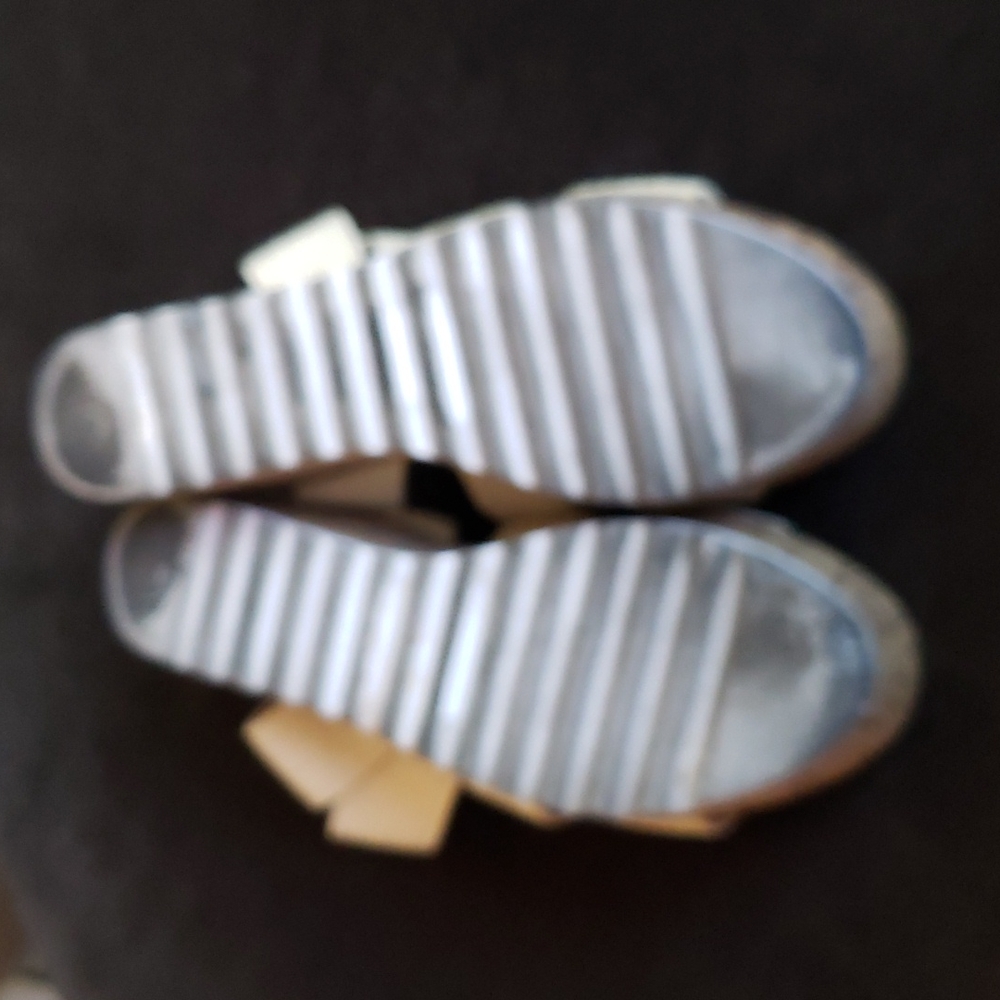Wild Diva Platform  Sandals Size 8.5 Elastic upper - Picture 5 of 7